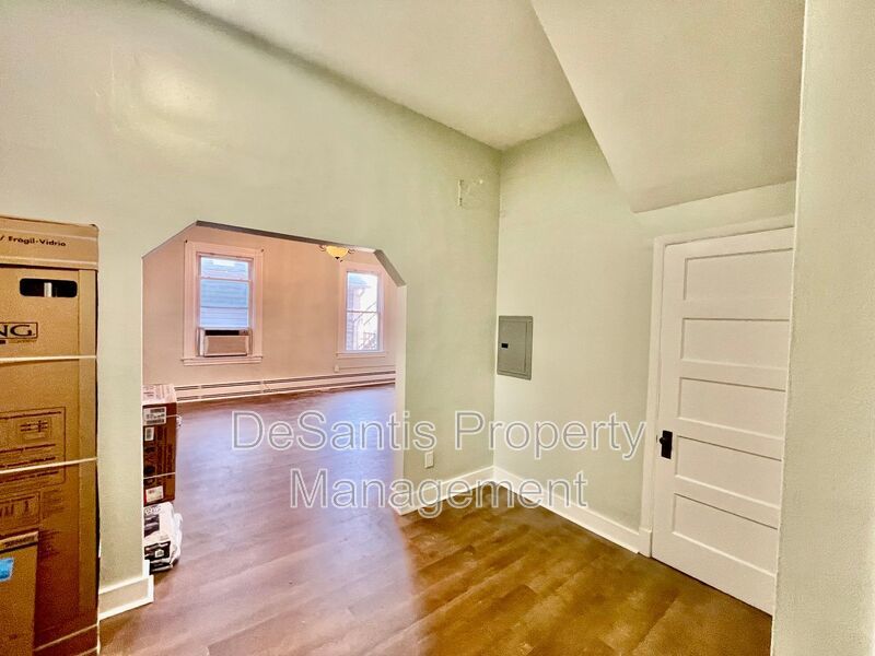 Charming 1 Bedroom 1 Bath Apartment in Downtown Sewickley property image