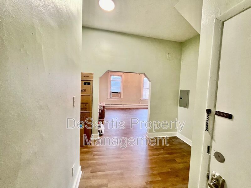Charming 1 Bedroom 1 Bath Apartment in Downtown Sewickley property image