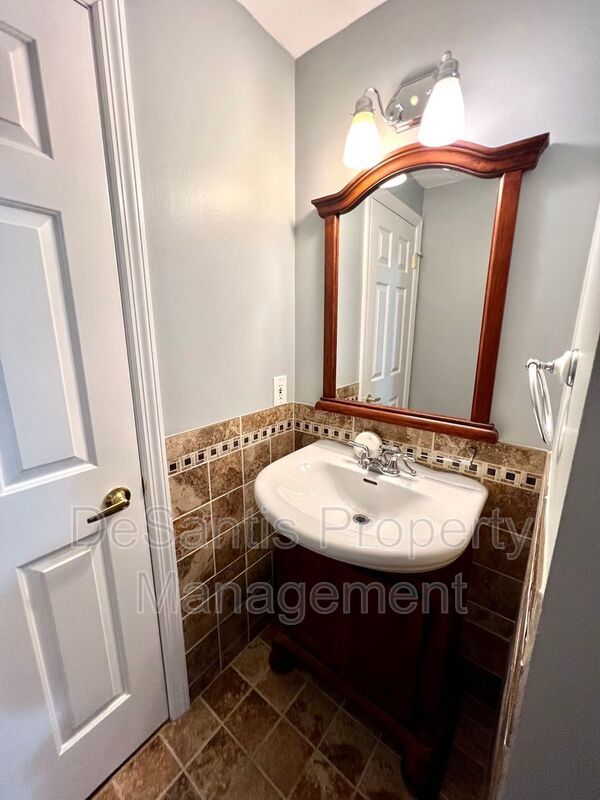 Sewickley Heights - Gorgeous Townhouse - 3 Bedroom 2 Bathroom - Swimming Pool and Tennis Courts property image