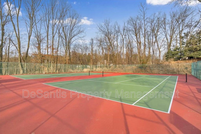 Sewickley Heights - Gorgeous Townhouse - 3 Bedroom 2 Bathroom - Swimming Pool and Tennis Courts property image
