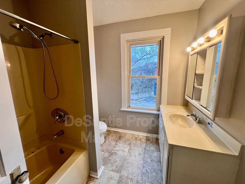 Spacious 3 Bedroom 1 Bathroom! - Aliquippa property image