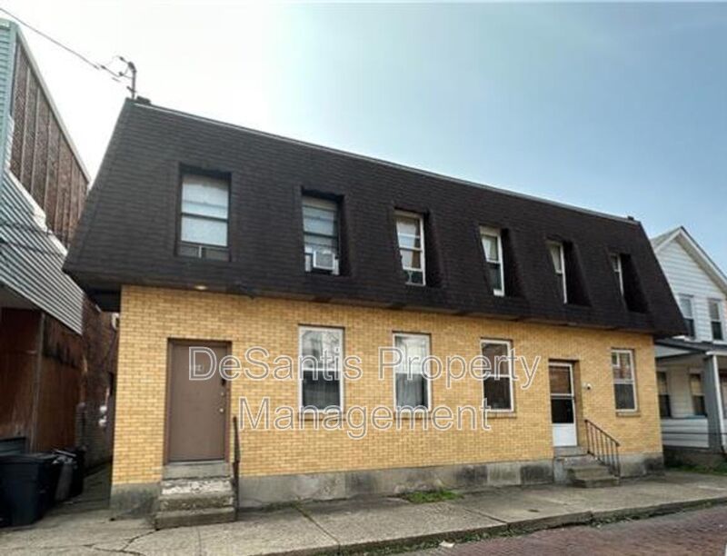Updated upper level One-Bedroom Apartment on McKees Rocks! property image
