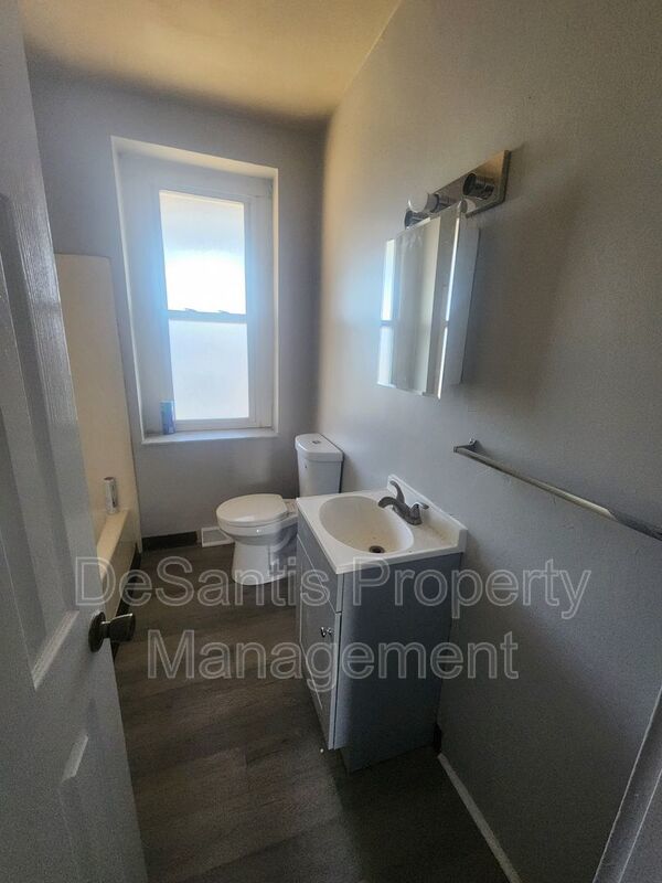 Updated upper level One-Bedroom Apartment on McKees Rocks! property image