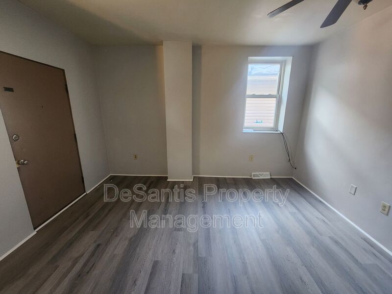 Updated upper level One-Bedroom Apartment on McKees Rocks! property image