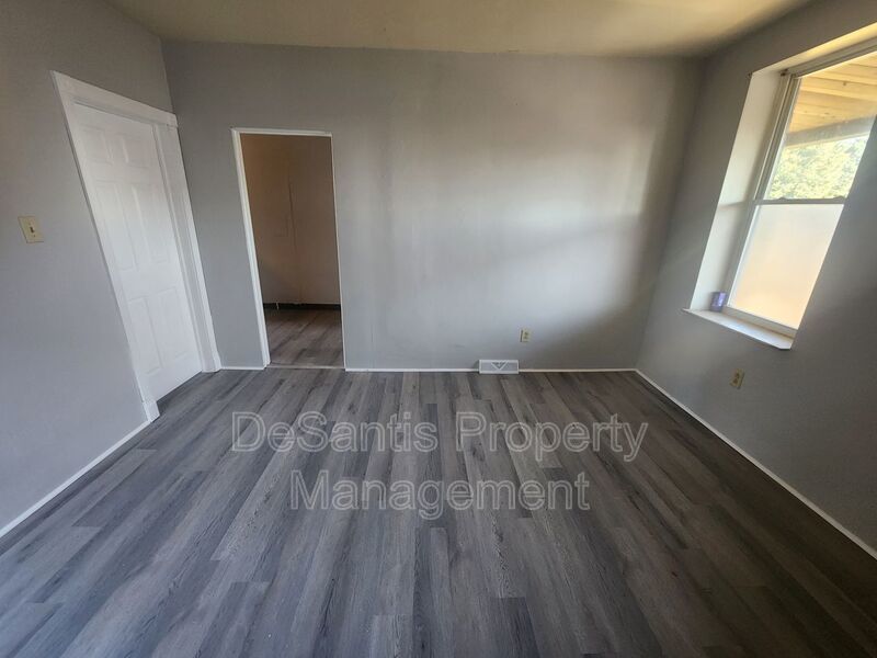 Updated upper level One-Bedroom Apartment on McKees Rocks! property image