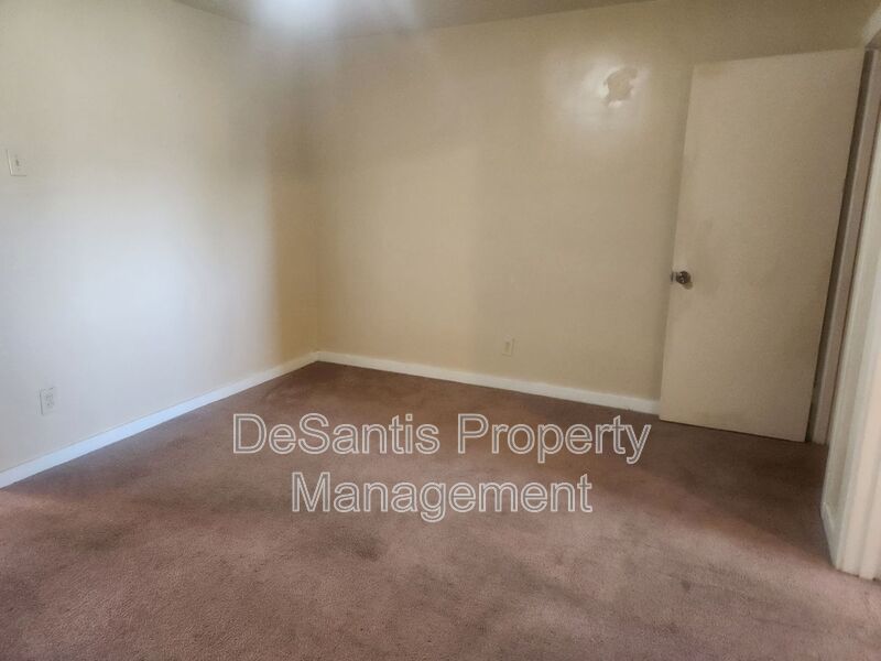 Expansive Upper Level One bedroom One bath Apartment Home - Washer/Dryer Hookups property image