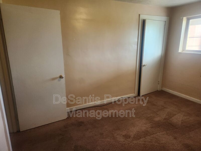 Expansive Upper Level One bedroom One bath Apartment Home - Washer/Dryer Hookups property image