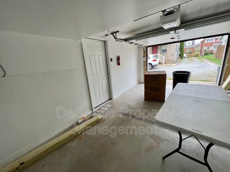 Charming Home - 2 Bed 1.5 Bath - Neville Island property image