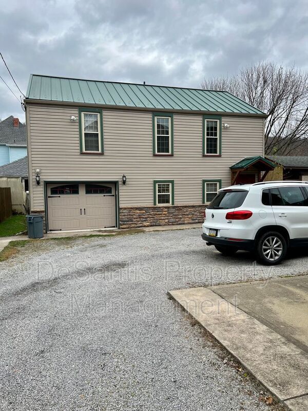 Charming Home - 2 Bed 1.5 Bath - Neville Island property image