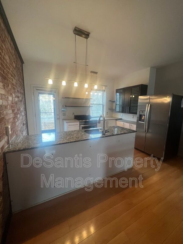 Stylish 2-bedroom modern townhome in the South Side Slopes property image