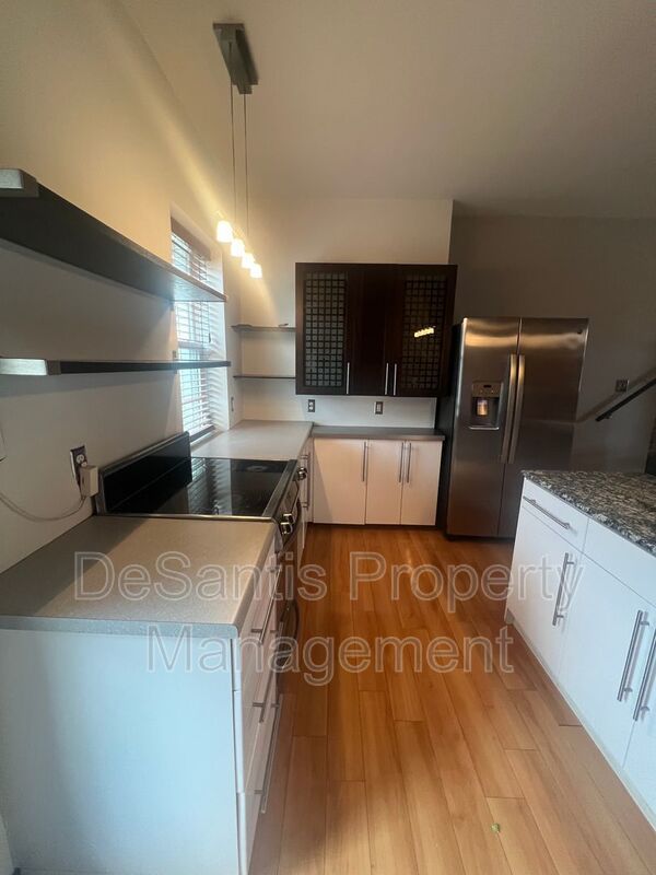 Stylish 2-bedroom modern townhome in the South Side Slopes property image