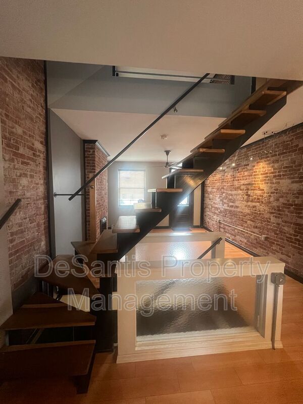 Stylish 2-bedroom modern townhome in the South Side Slopes property image