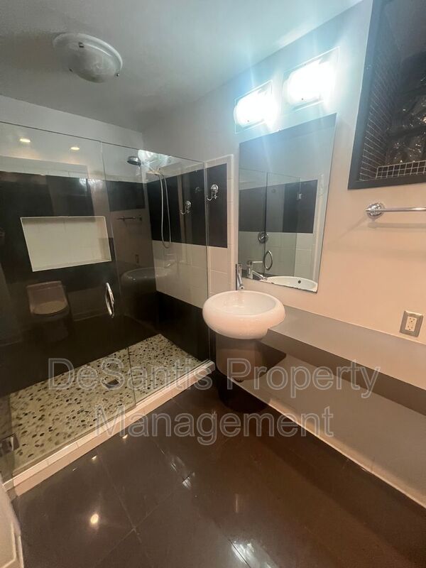 Stylish 2-bedroom modern townhome in the South Side Slopes property image