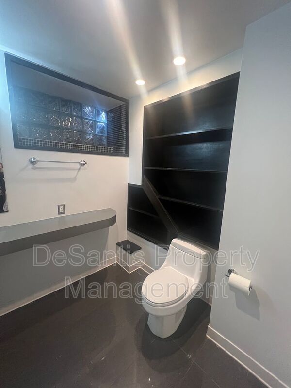Stylish 2-bedroom modern townhome in the South Side Slopes property image