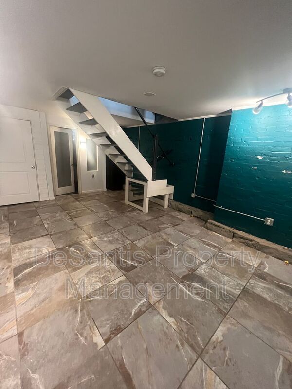 Stylish 2-bedroom modern townhome in the South Side Slopes property image