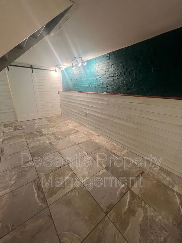 Stylish 2-bedroom modern townhome in the South Side Slopes property image