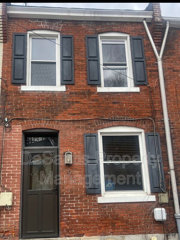 Stylish 2-bedroom modern townhome in the South Side Slopes property image