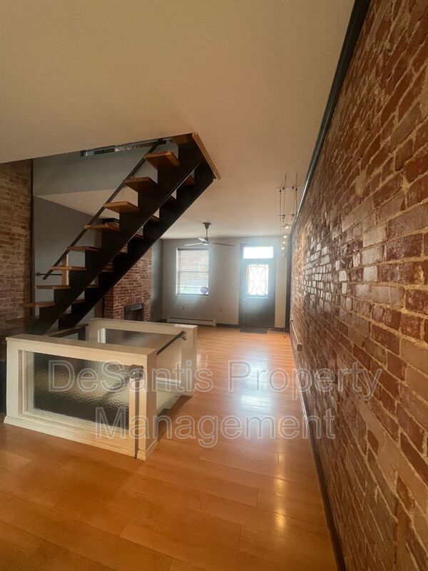 Stylish 2-bedroom modern townhome in the South Side Slopes property image
