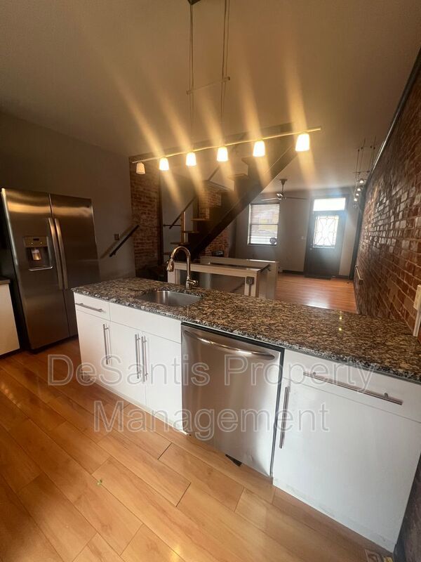 Stylish 2-bedroom modern townhome in the South Side Slopes property image