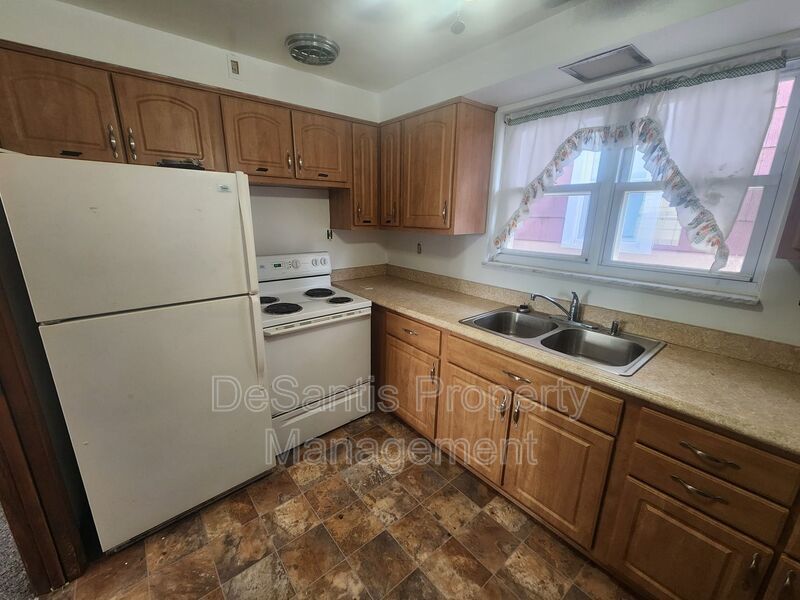 Spacious 3-Bedroom Top Floor Apartment in West View for Rent property image
