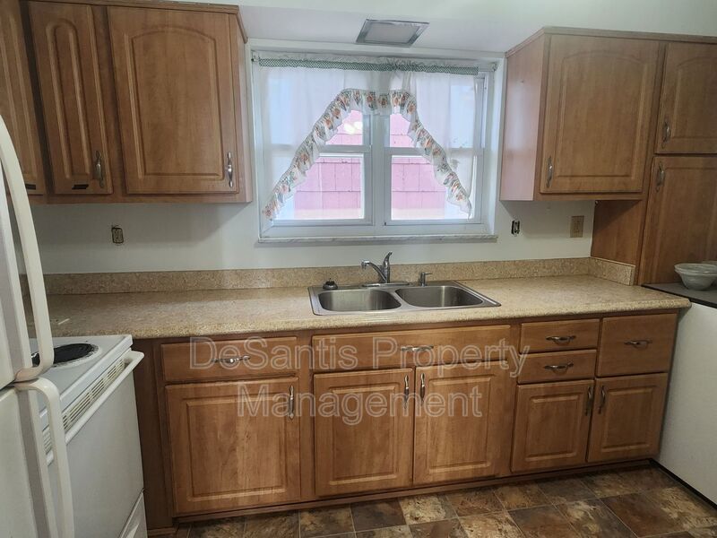 Spacious 3-Bedroom Top Floor Apartment in West View for Rent property image