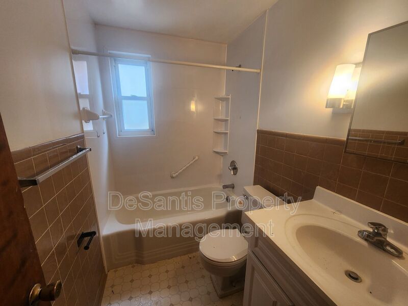 Spacious 3-Bedroom Top Floor Apartment in West View for Rent property image