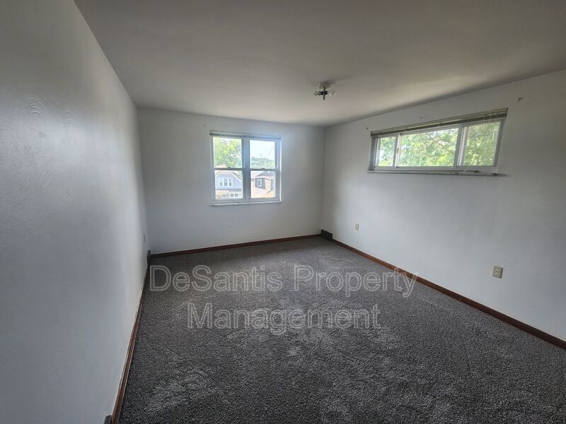 Spacious 3-Bedroom Top Floor Apartment in West View for Rent property image
