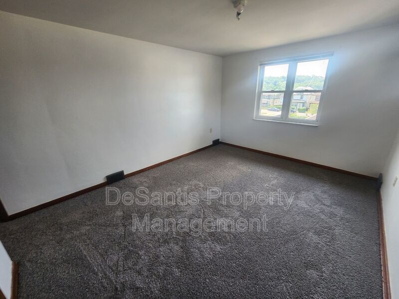 Spacious 3-Bedroom Top Floor Apartment in West View for Rent property image