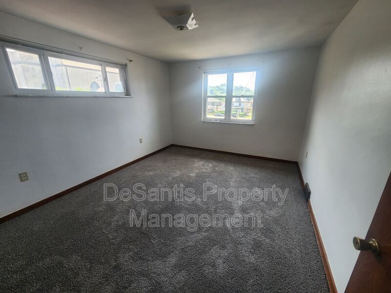 Spacious 3-Bedroom Top Floor Apartment in West View for Rent property image