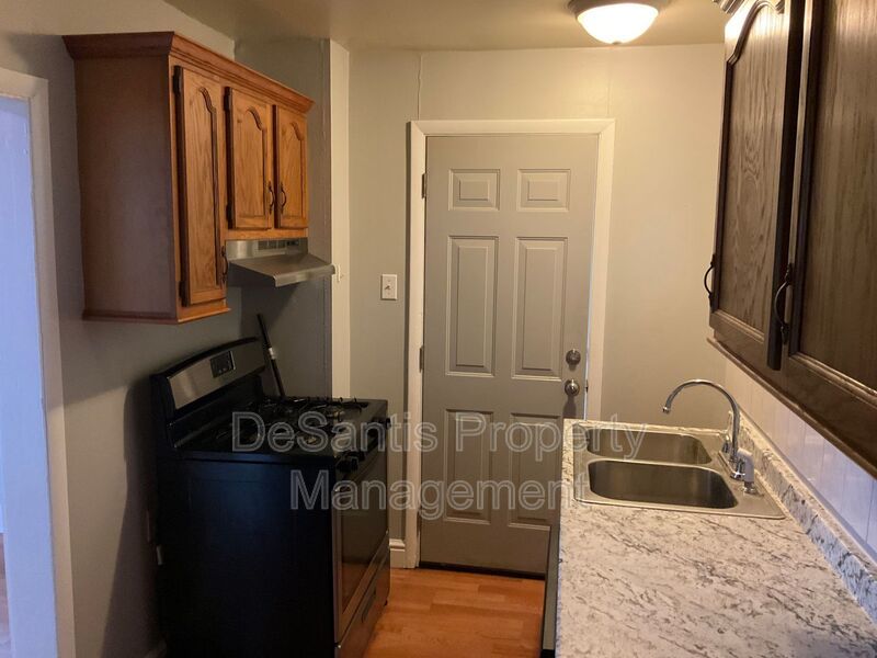 Charming, Character-Filled 2 Bedroom in Brentwood – Freshly Updated & Move-In Ready property image