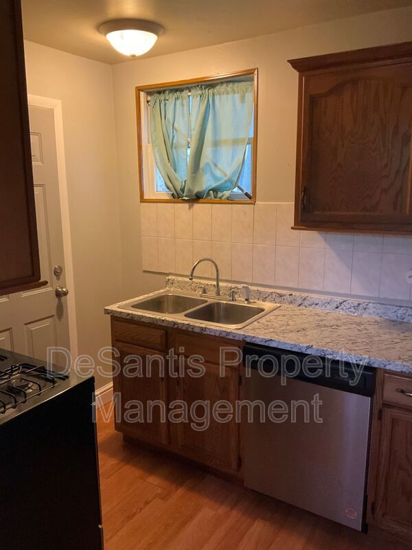 Charming, Character-Filled 2 Bedroom in Brentwood – Freshly Updated & Move-In Ready property image