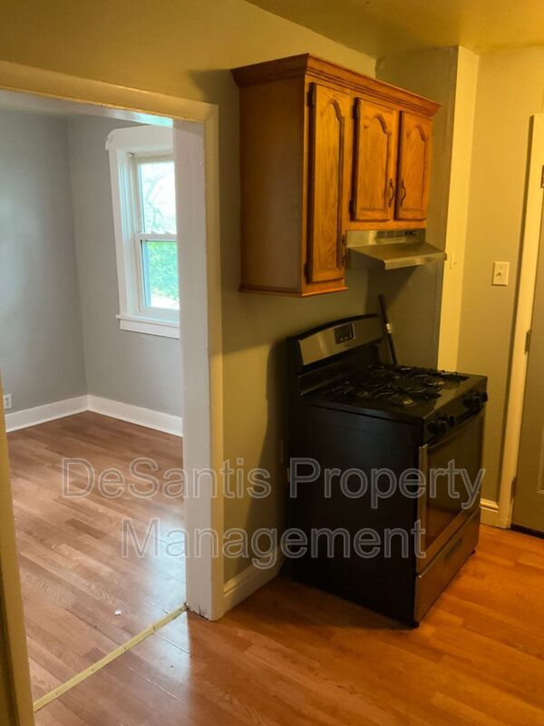 Charming, Character-Filled 2 Bedroom in Brentwood – Freshly Updated & Move-In Ready property image