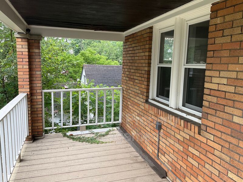 Charming, Character-Filled 2 Bedroom in Brentwood – Freshly Updated & Move-In Ready property image