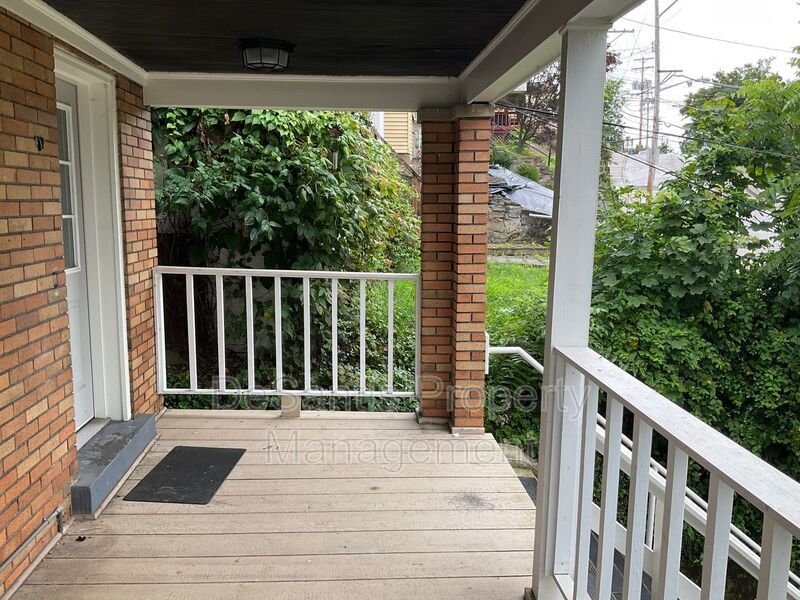 Charming, Character-Filled 2 Bedroom in Brentwood – Freshly Updated & Move-In Ready property image