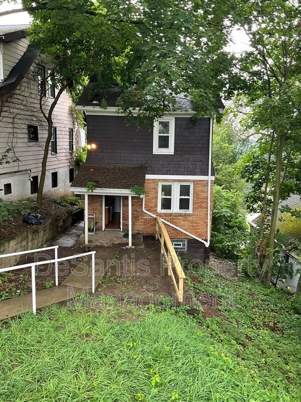 Charming, Character-Filled 2 Bedroom in Brentwood – Freshly Updated & Move-In Ready property image